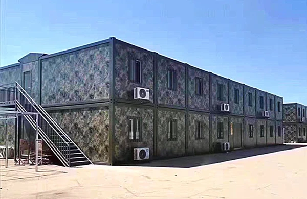Varias casas de contenedores de paquete plano están dispuestas en los cuarteles militares